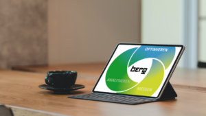 Laptop mit der Portfolioübersicht Energeimanagement neben einer Tasse Tee